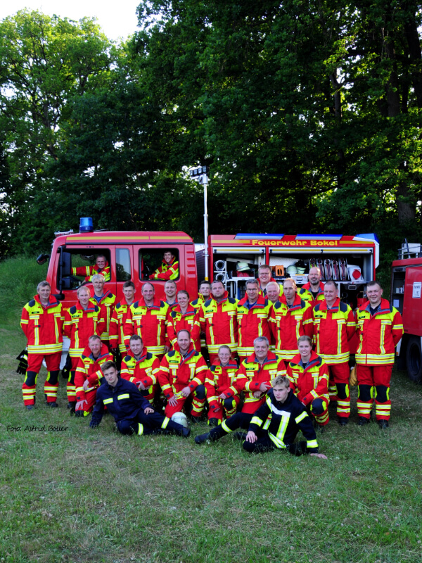Gruppenfoto einiger Kameraden der freiwilligen Feuerwehr Bokel